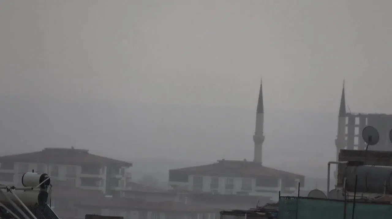 Kilis'te sabah saatlerinde etkili olan sağanak yağmur ve sis, trafiği olumsuz etkiledi
