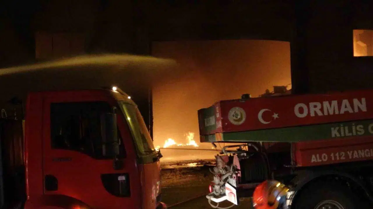 Kilis'teki ambalaj fabrikasında yangın: bir itfaiye eri hafif yaralandı