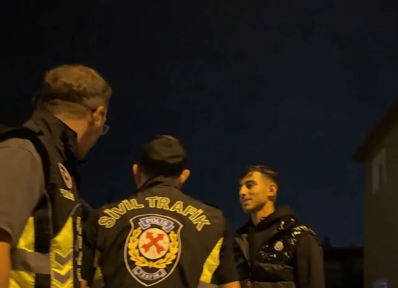 Motosiklet sürücüsü polisten kaçtı, babası çağırınca geri döndü