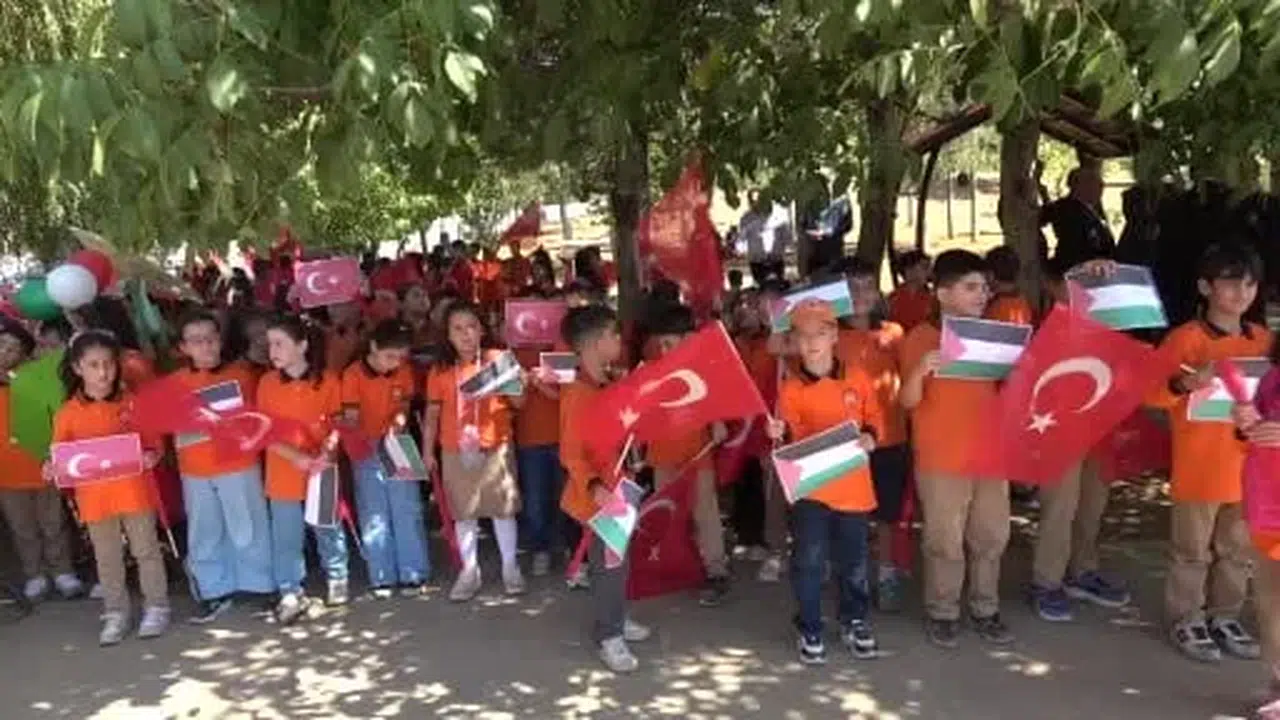 Bitlis'te çocuklar Gazze'deki akranları için uçurtmalarını gökyüzüne bıraktı