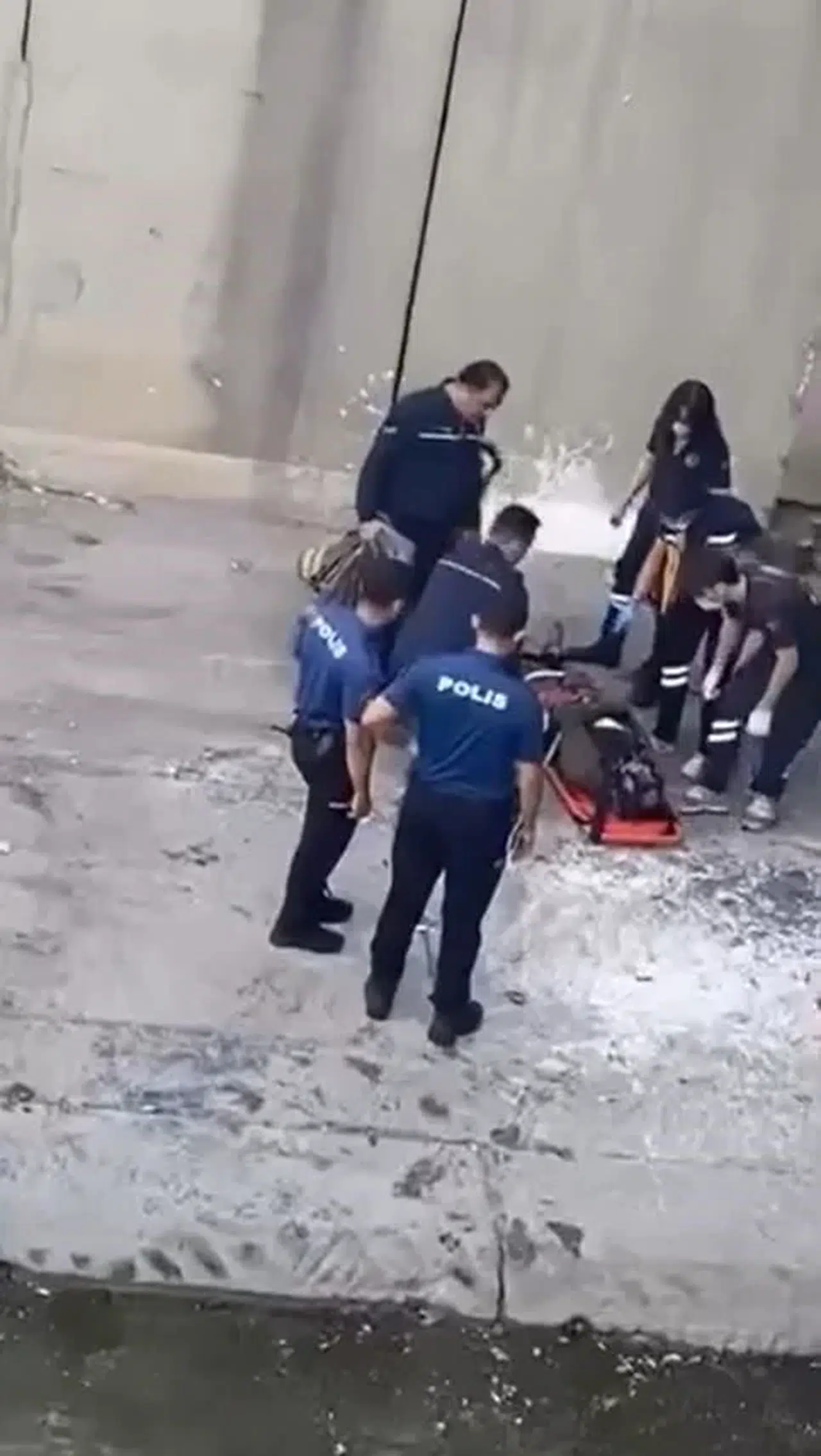 Polisten kaçan kadın dereye atlayarak ayağını kırdı