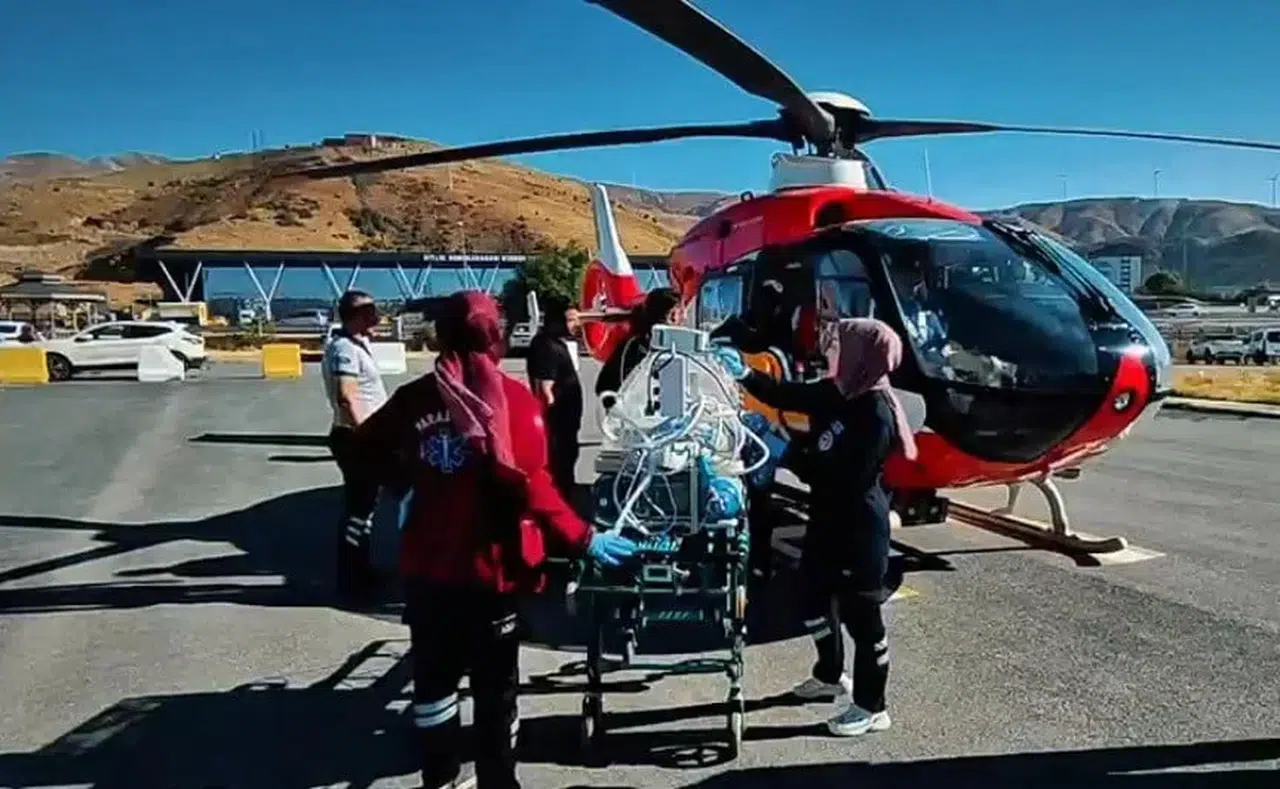 Bitlis'te 1.4 kilogram doğan bebek, hızlı müdahale ile Malatya'ya sevk edildi
