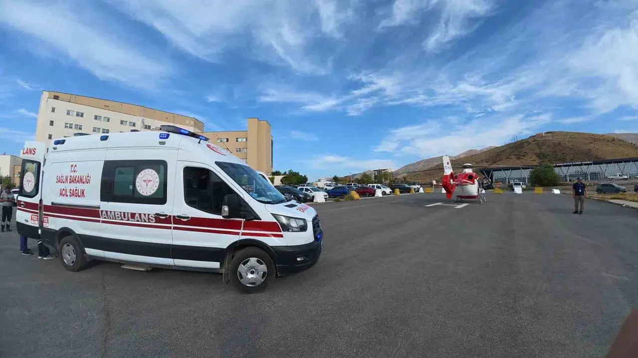 Bitlis'te doğan 1 günlük bebek helikopter ambulansla Van'a sevk edildi