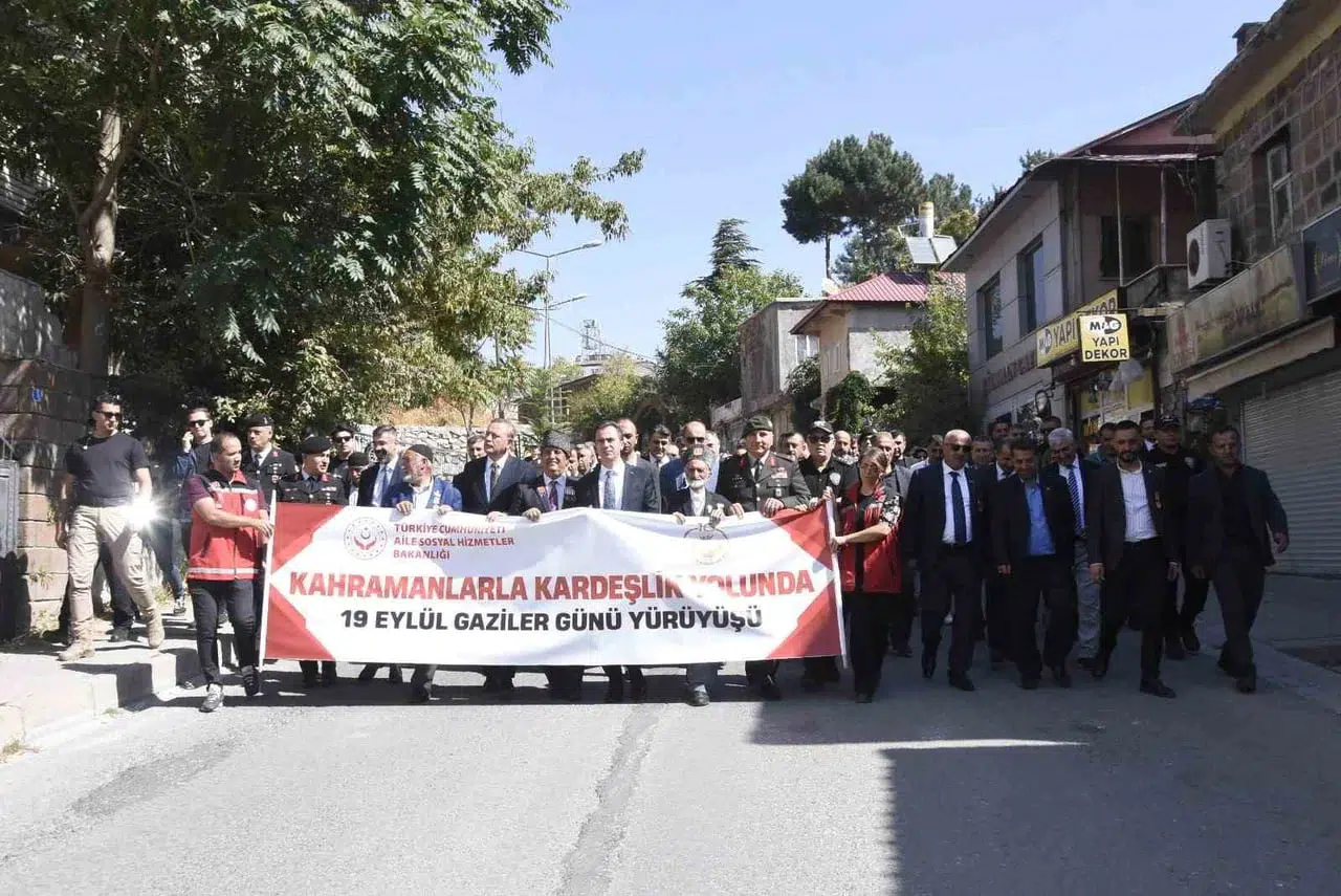 Bitlis'te gaziler günü yürüyüşü kardeşlik mesajlarıyla gerçekleştirildi