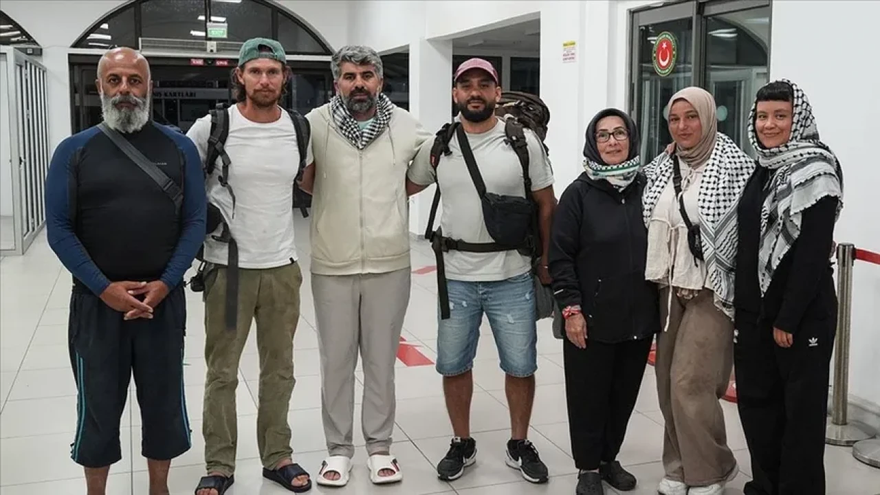 Türkçe konuştular, Türkiye’yi suçlamamızı istediler: Aktivistler sorgu detaylarını paylaştı