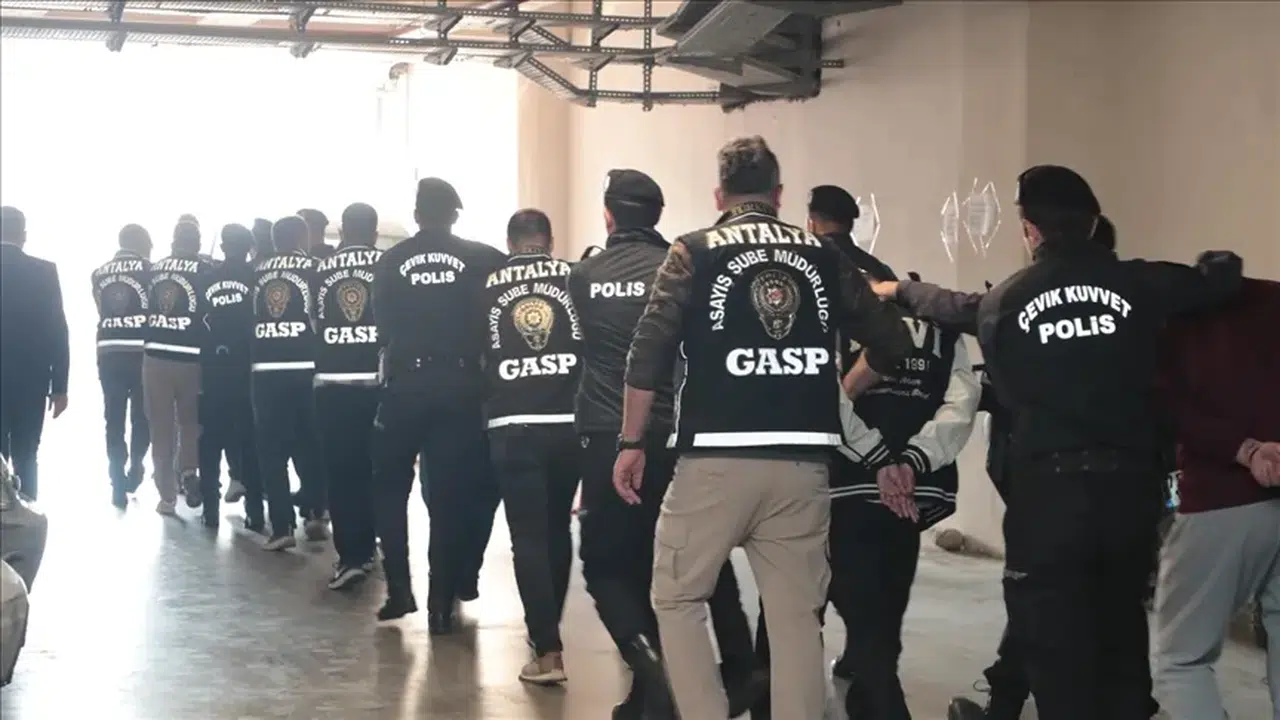 Antalya'da kadın profilleriyle sosyal medya tuzağı! Buluştukları erkekleri bu fiyatlarla gasp etmişler