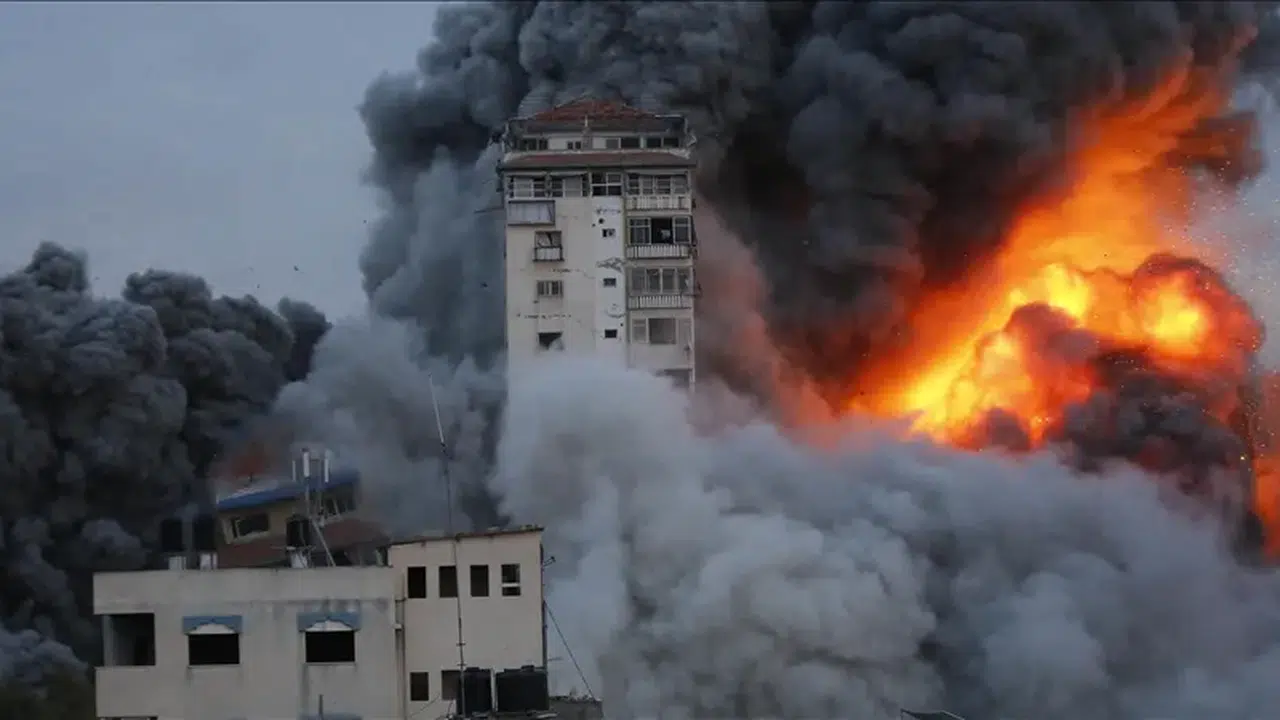 İsrail ateşkese 'Savaş' diyor: Beyrut’un gökyüzü yangın yeri!