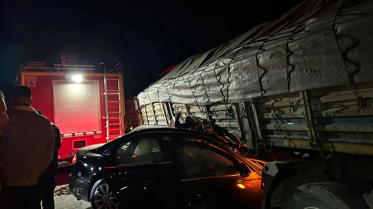 Afyon yolunda can pazarı! Araç hurdaya döndü