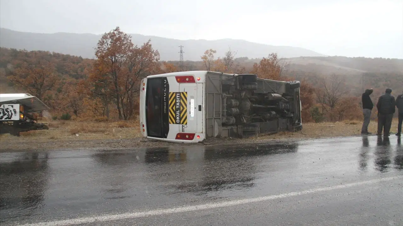 Beyşehir’de öğrencileri taşıyan servis devrildi: Hastane taştı!