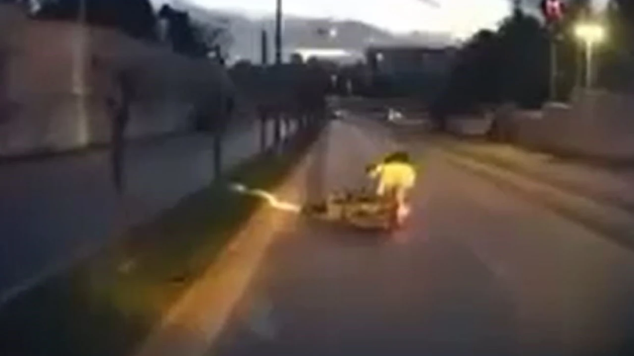 Yol ortasındaki çukur motosikletliye korku dolu anlar yaşattı!