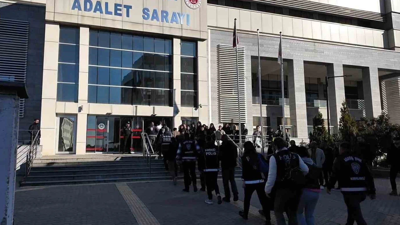 Mafya tiyatrosunun biletleri tükendi! Sahne ‘Daltonlar’ operasyonu...