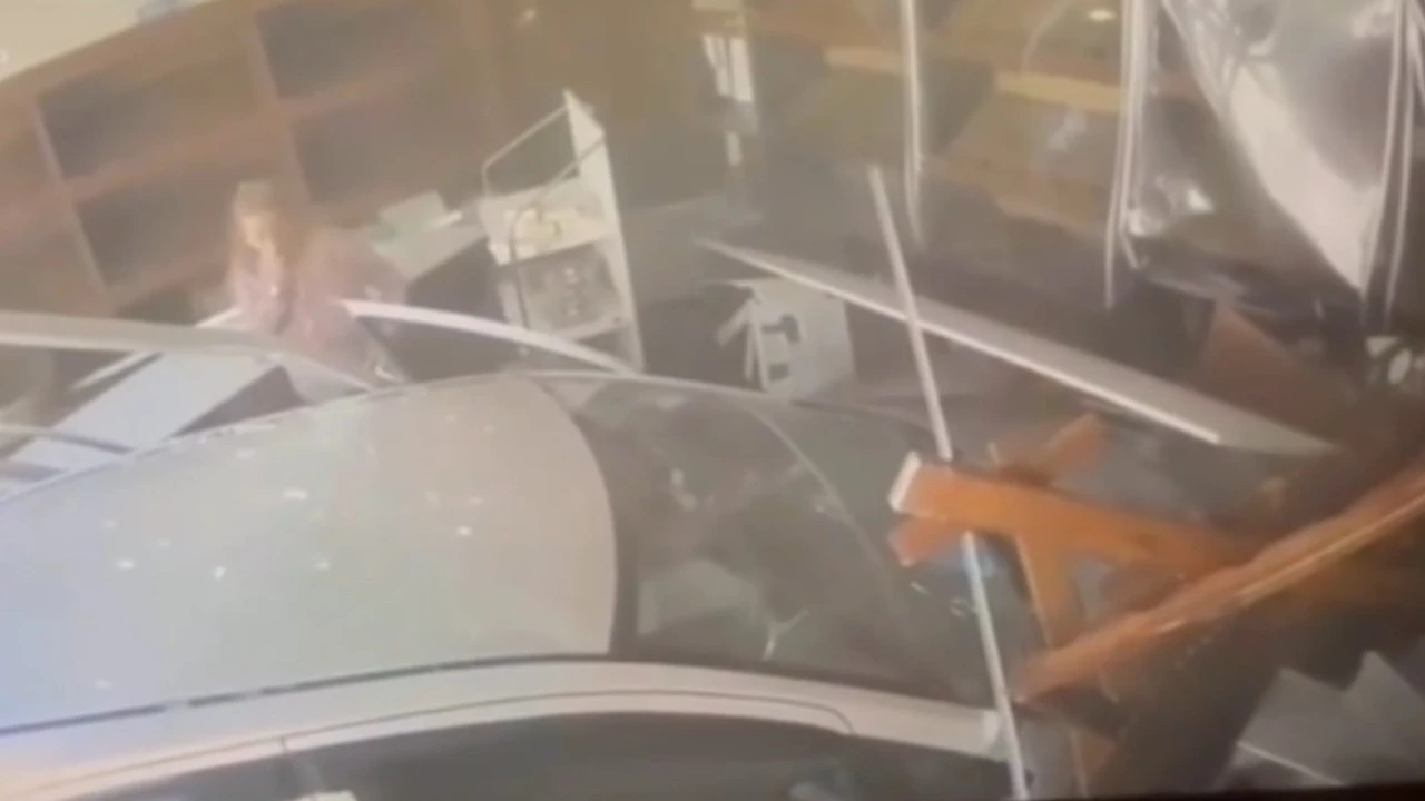 Kontrolden çıkan otomobil fırını yıktı geçti! O anlar saniye saniye kamerada