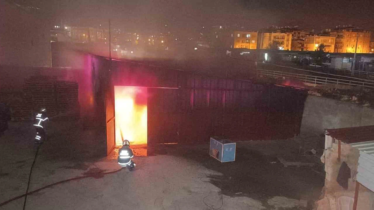 Alevler gecenin sessizliğini bozdu... Depo alevlere teslim oldu!