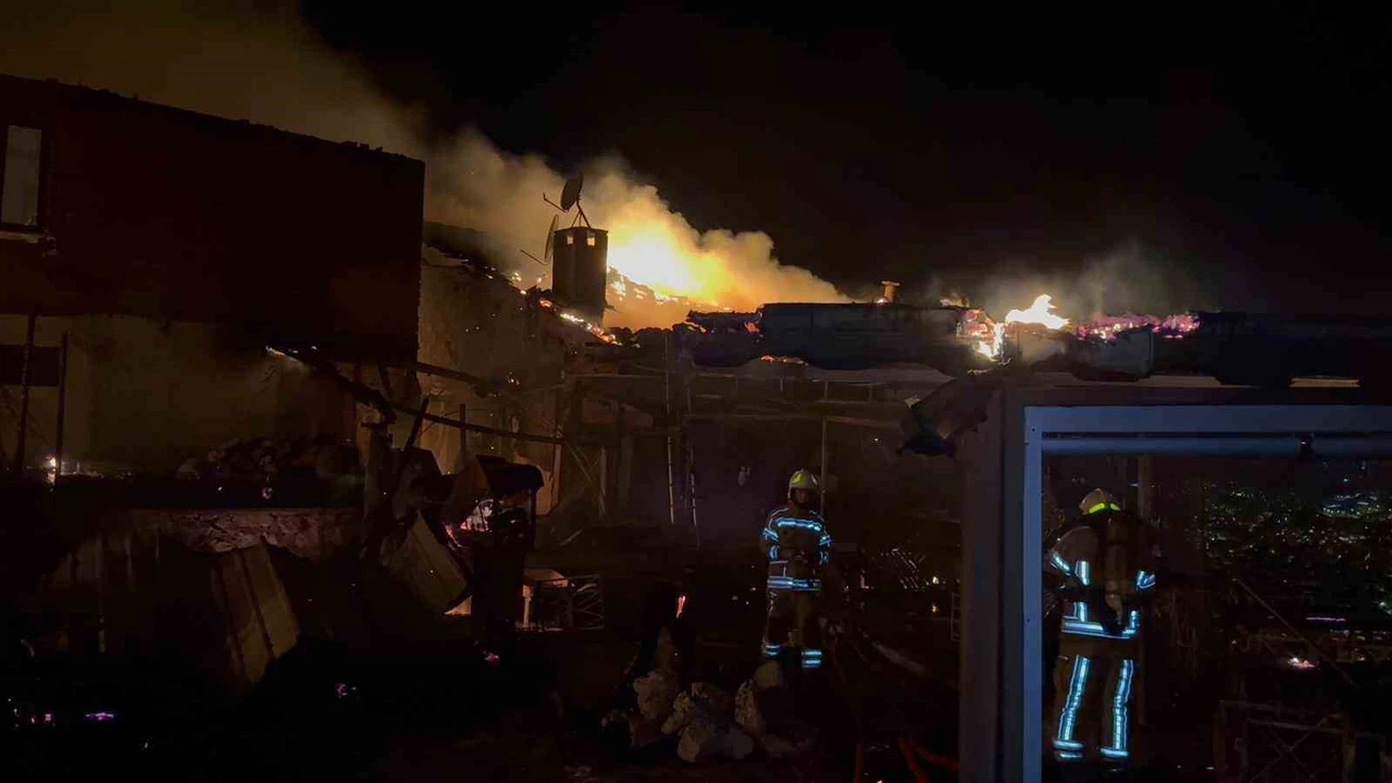 Rüzgar alevleri büyüttü! Göz gözü görmedi o anlar kamerada...