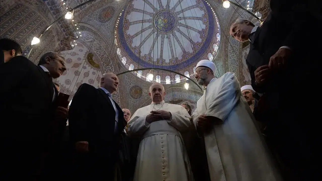 İstanbul’un incisi Sultanahmet Camii’ne Papa 14. L…