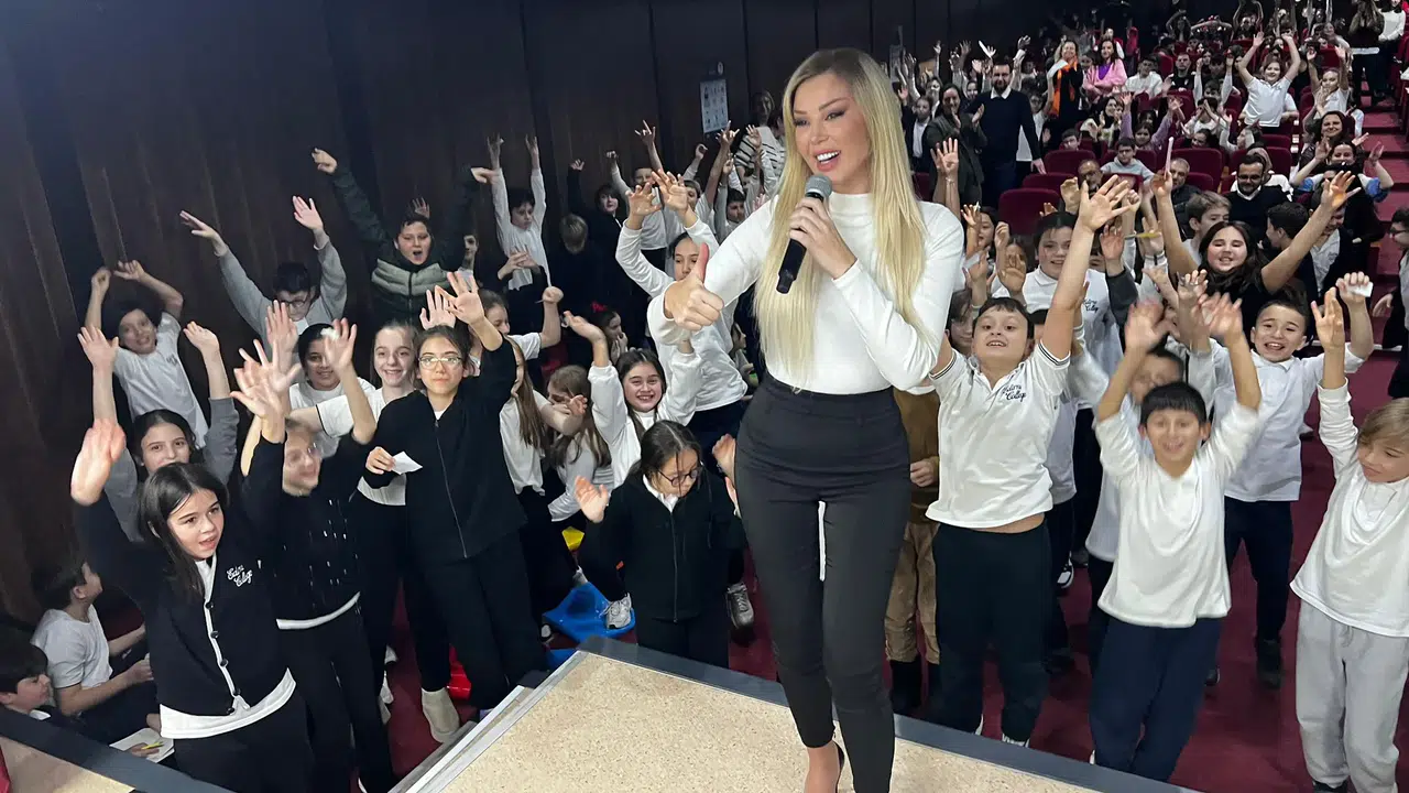 Petek Dinçöz çocuklarla buluştu, Oğlu Aslan ilgi odağı oldu