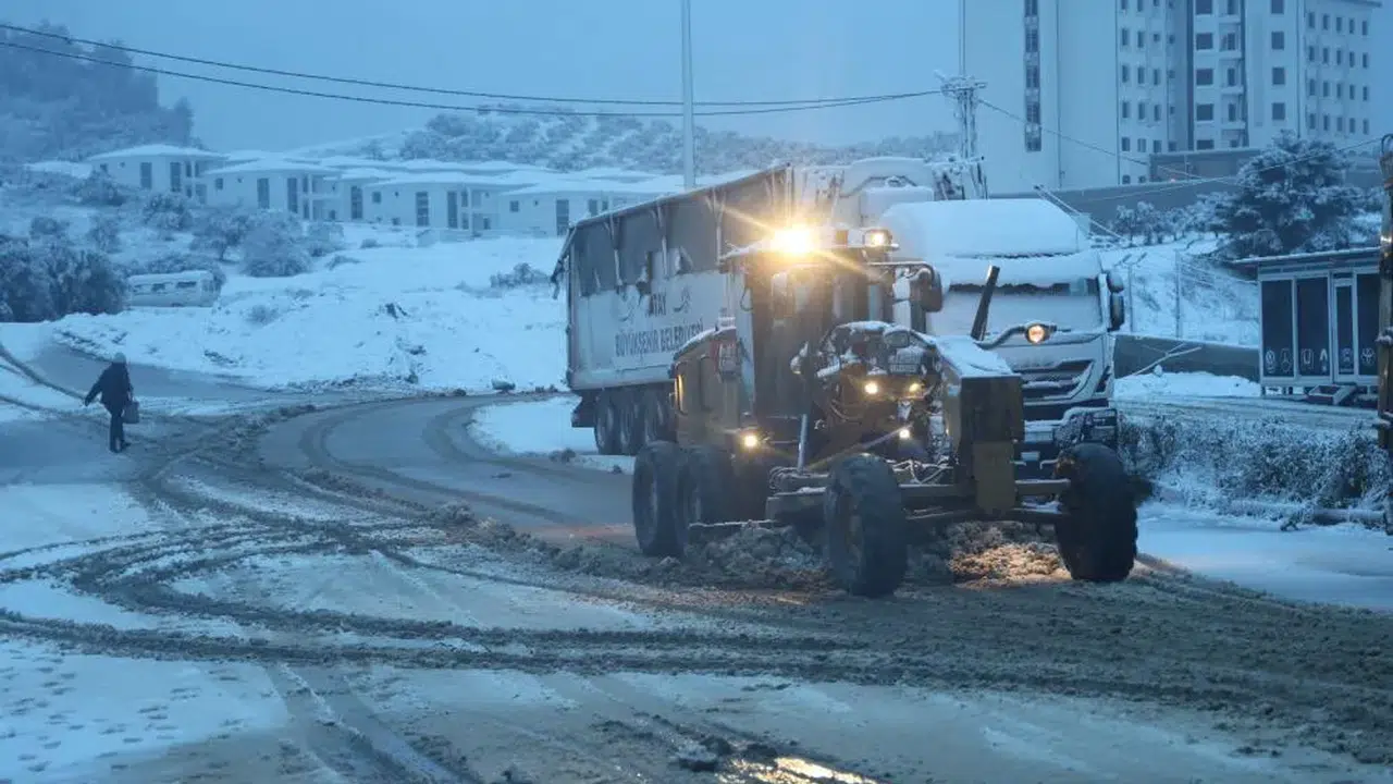 Hatay’da 15 yıl sonra kar sürprizi! 10 ilçede okullar tatil edildi!