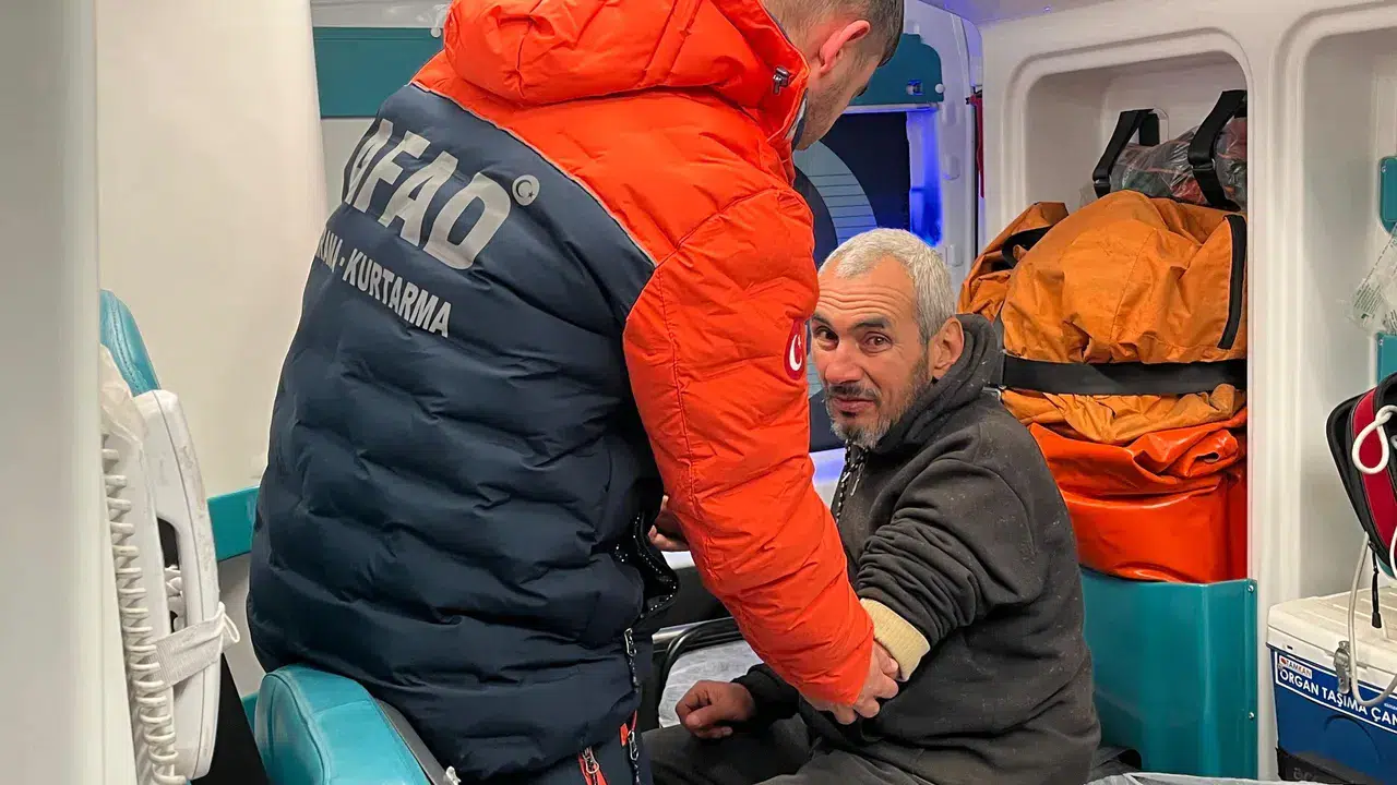 11 saatlik umut nöbeti mutlu sonla bitti: Adana engelli adamın sevinciyle yankılandı