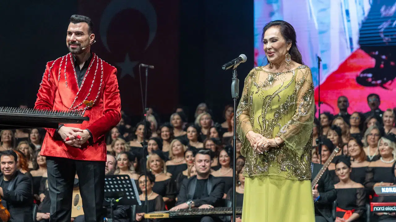 Türkan Şoray’dan Mersin’de müzik ve duygularla dolu gece