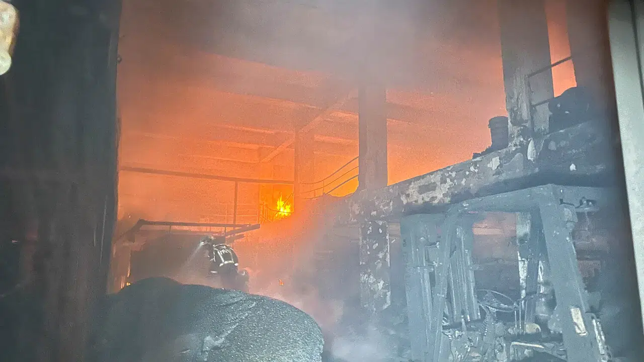 Sanayi bölgesinde korku dolu anlar! Alevler gökyüzünü kapladı