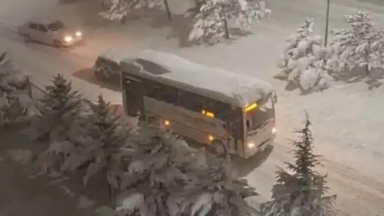 Kar bastırdı, hayat durdu... Bolu’da okullar ve kurslar bir gün daha tatil edildi!