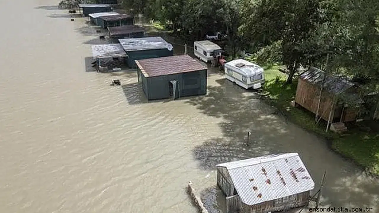Güney Afrika'da nehirde akıntıya kapılan araçtaki 2 askerden biri boğuldu, diğeri kayboldu