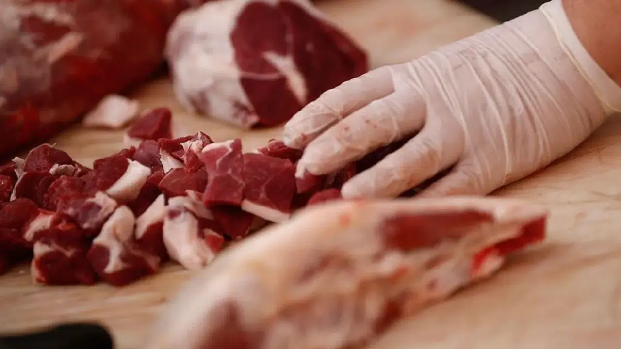 Arz daraldı, fiyatlar patladı... Kırmızı ette kriz derinleşiyor, yerli çözüm yolda!