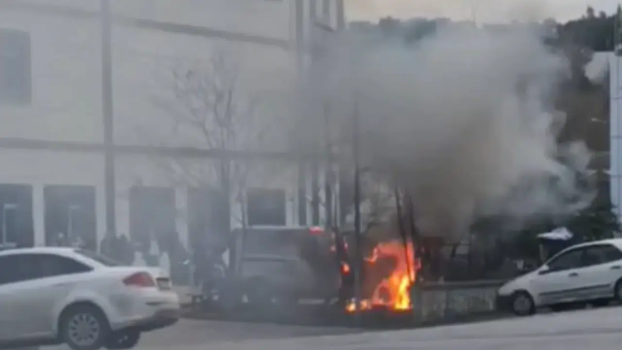 Motor değil yanardağ... Şile’de seyir halindeki araç bir anda alev topuna döndü!