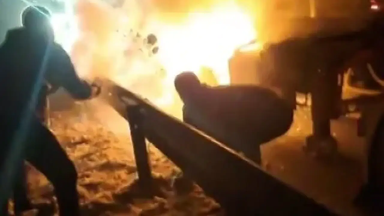 Tır deposundan alevler yükseldi, vatandaş ellerine kar alıp koştu!