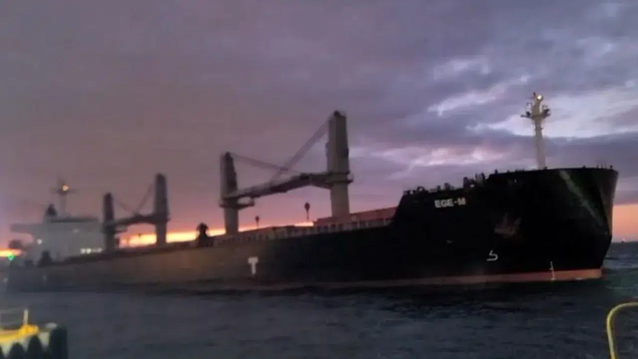 Beşiktaş’ta denizden gelen tehlike: Yük gemisi iskeleye 3 metre kala durdu!