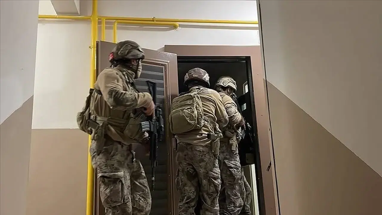 Silah, uyuşturucu ve gözaltılar… Aranan örgüt elebaşı Ankara’da yakalandı!