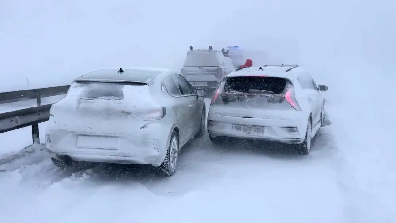 Sivas’ta kar kabusu...5 araç birbirine girdi, yol kapandı!