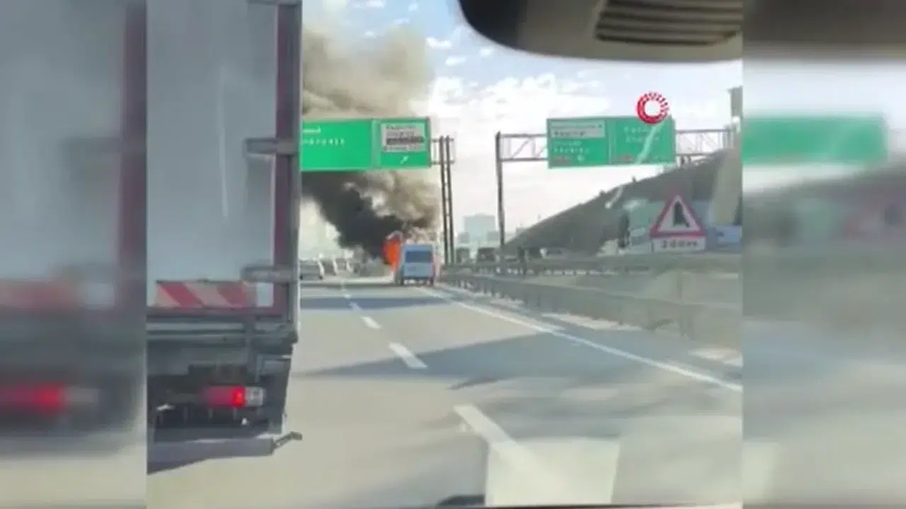 İstanbul TEM'de panik anları! Panelvan alev topuna döndü