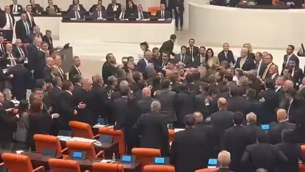 Oylama sonrası TBMM’de kavga: Bütçe görüşmeleri gerginlikle bitti