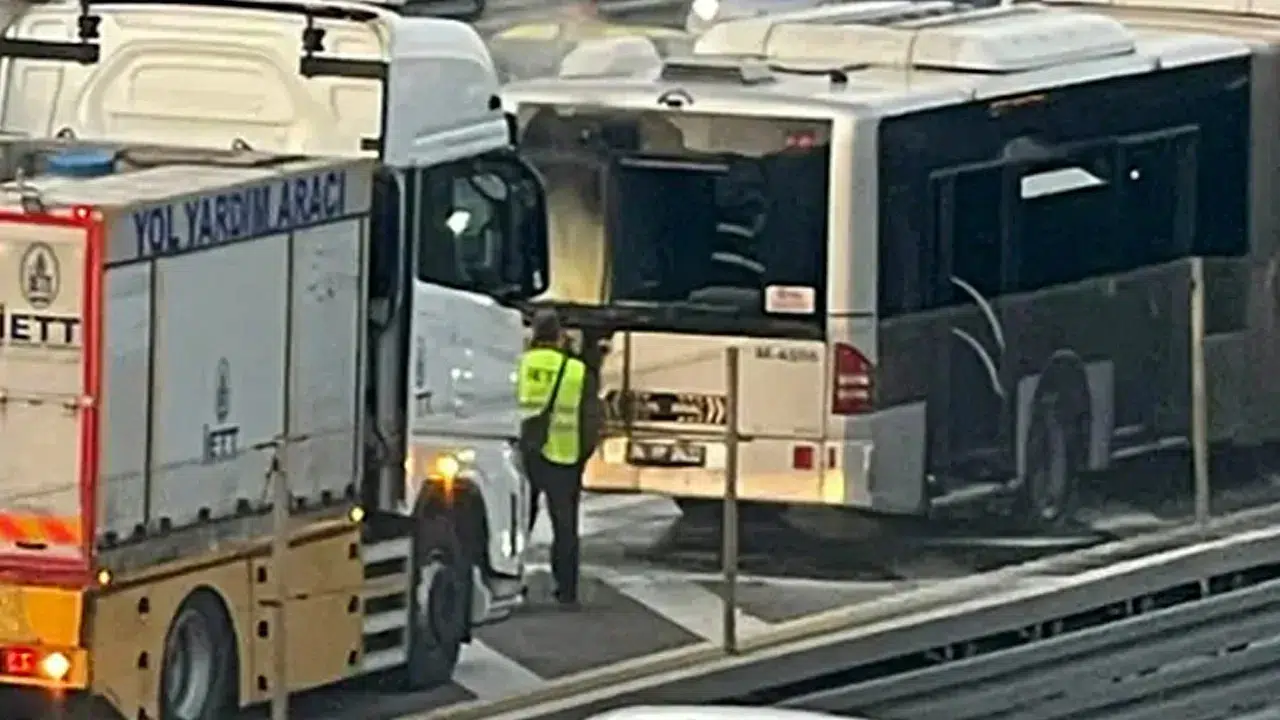Küçükçekmece'de metrobüs yangını!