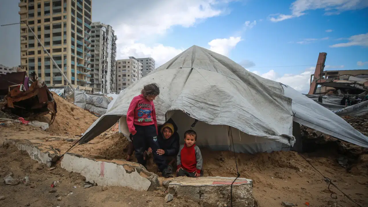 Şiddetli fırtına ve yağmur Gazze’yi vurdu! Binlerce kişi yardım bekliyor