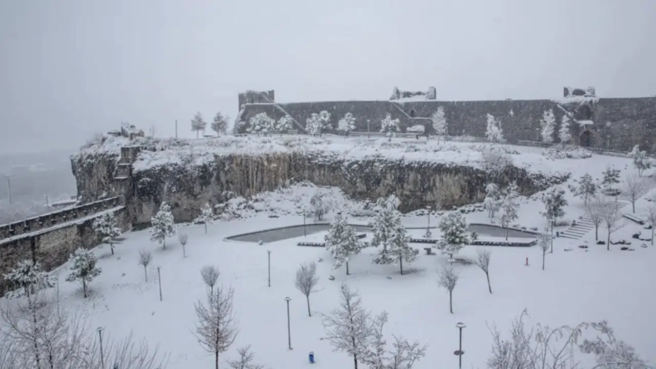 Diyarbakır’da kar molası... Eğitime 1 gün daha ara verildi!