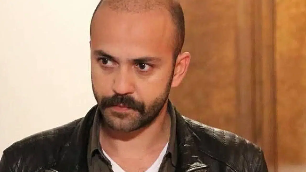 Sarp Akkaya biyografisi: Eşi, Twitter hesabı, kardeşi, kaç yaşında, dizileri? Hayatı ve kariyeri merak konusu