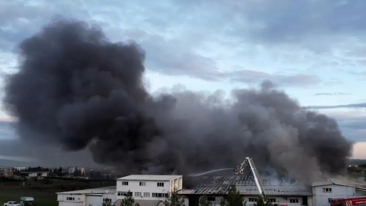 Tuzla’da fabrikada korkutan yangın... Alevler gökleri kapladı, bölge alarmda!