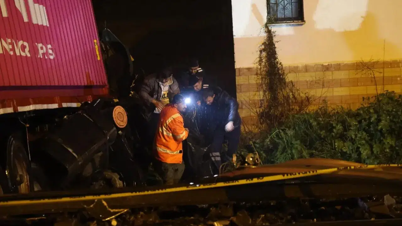 Raylarda hayat durdu... Feci kazada tır demiryoluna uçtu!