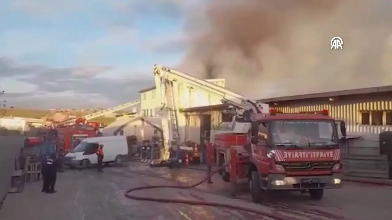Dumanı üstünde... Tuzla’da korkutan yangın!