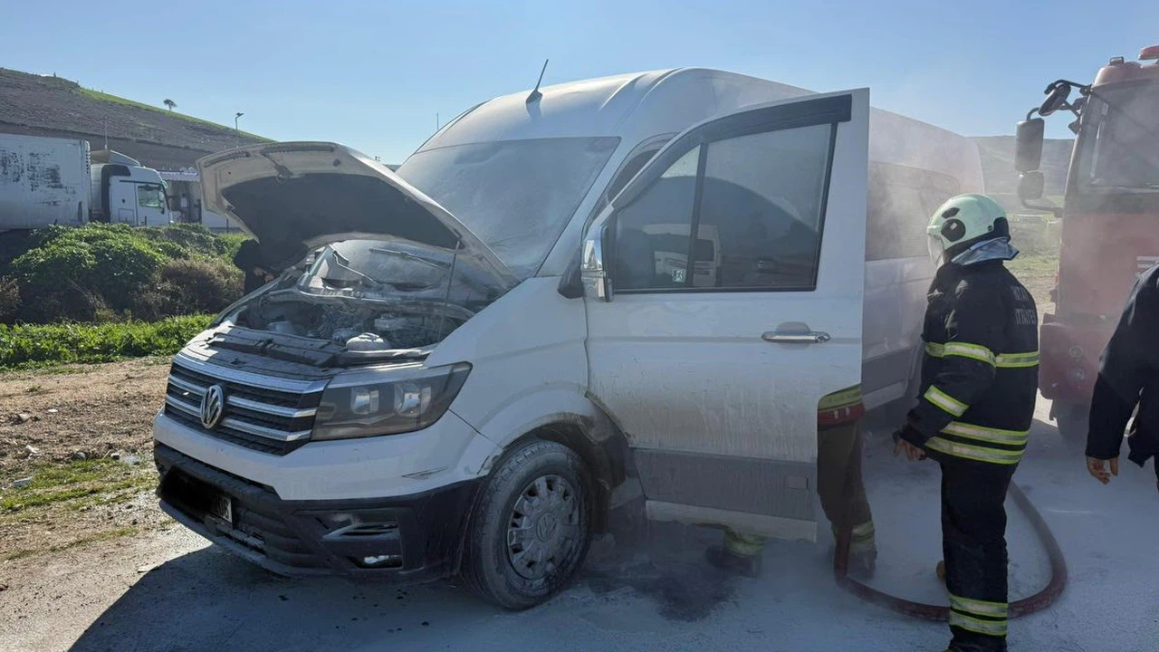 Hatay yolunda seyir halindeki minibüsten ateş fışkırdı!
