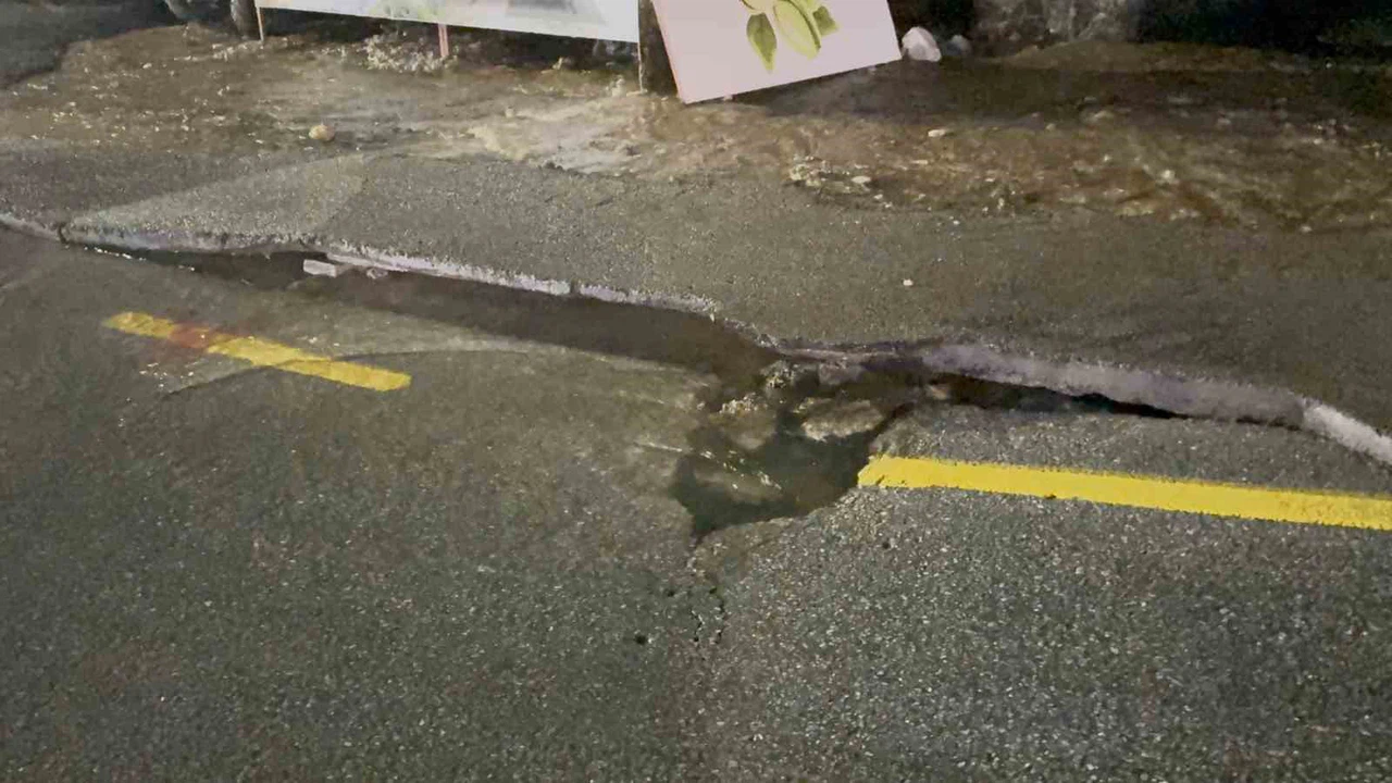 Bodrum’da su hattı faciası: Asfalt parçalandı!