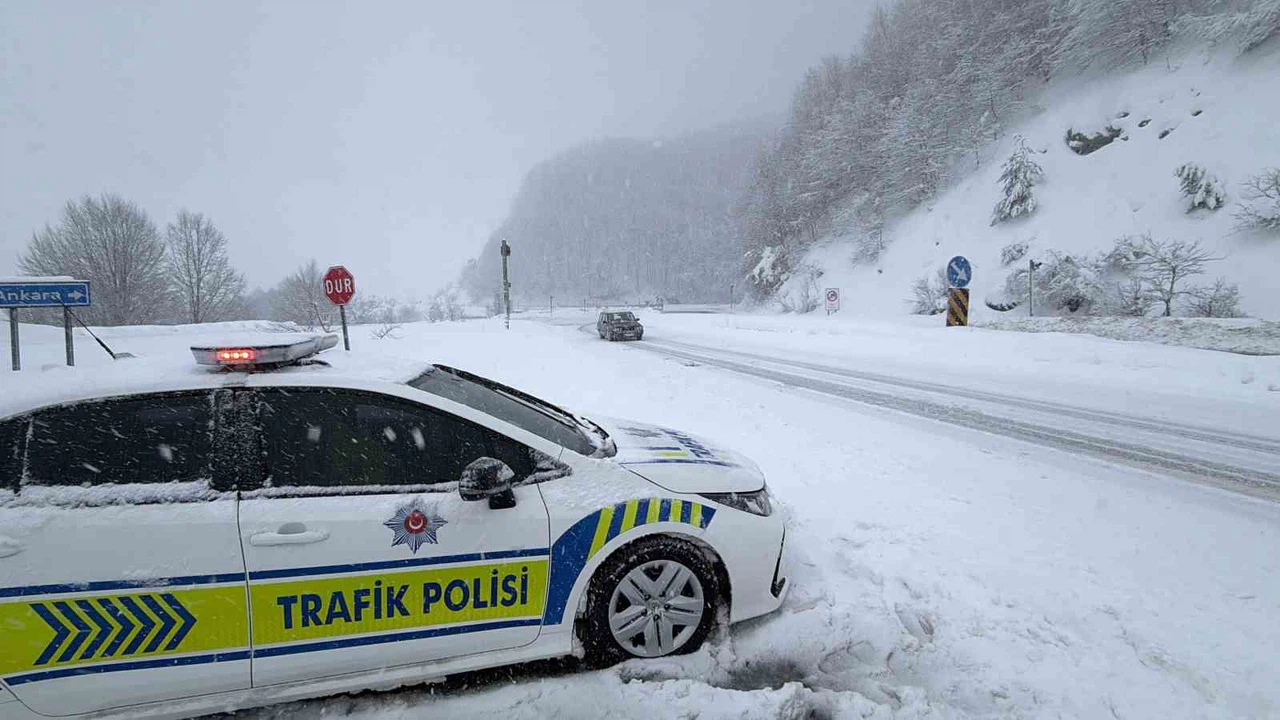 Beyaz kabus geri döndü... Bolu Dağı’nda kar sağanağı hayatı durma noktasına getirdi!