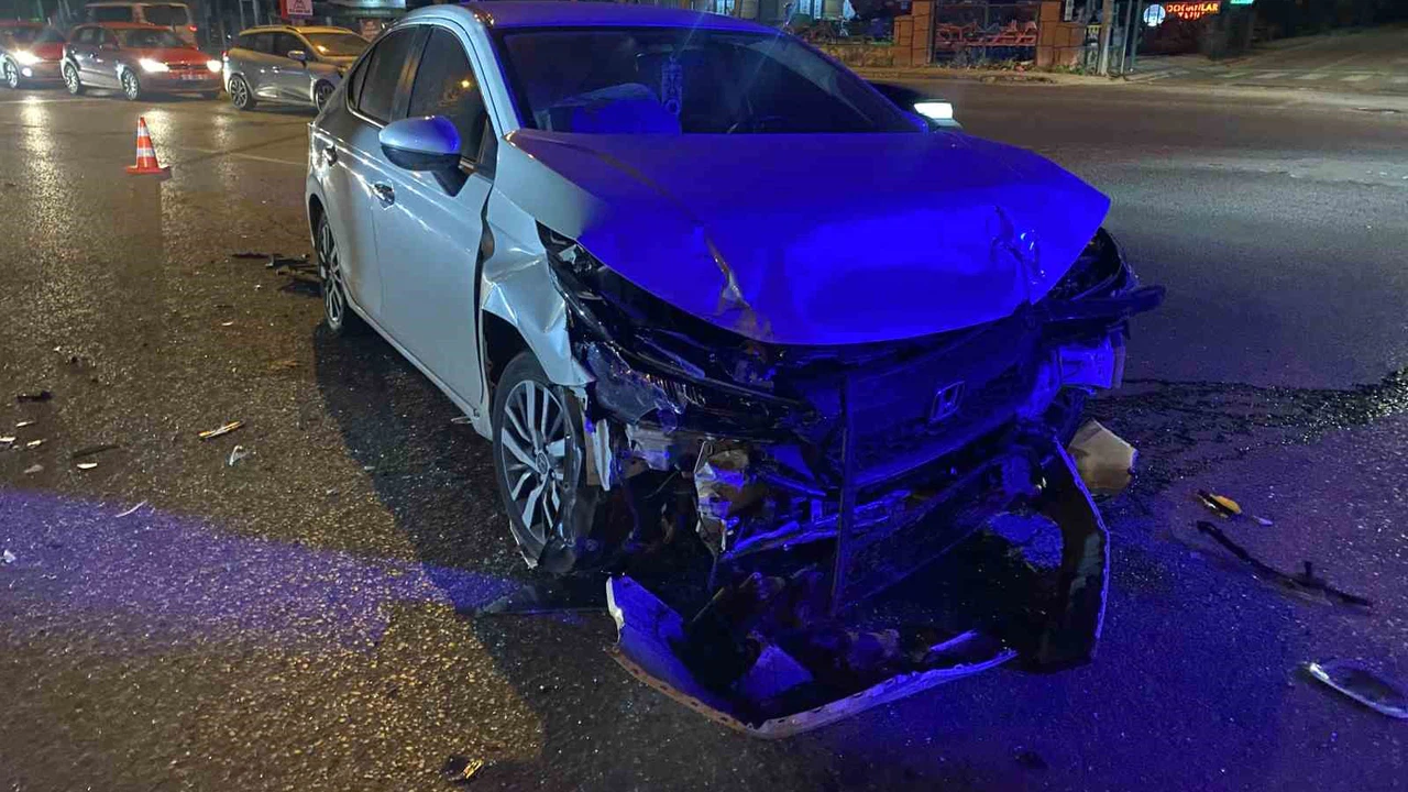 Bursa asfaltı’nda kural ihlali: Araç üst geçit ayağına savruldu!