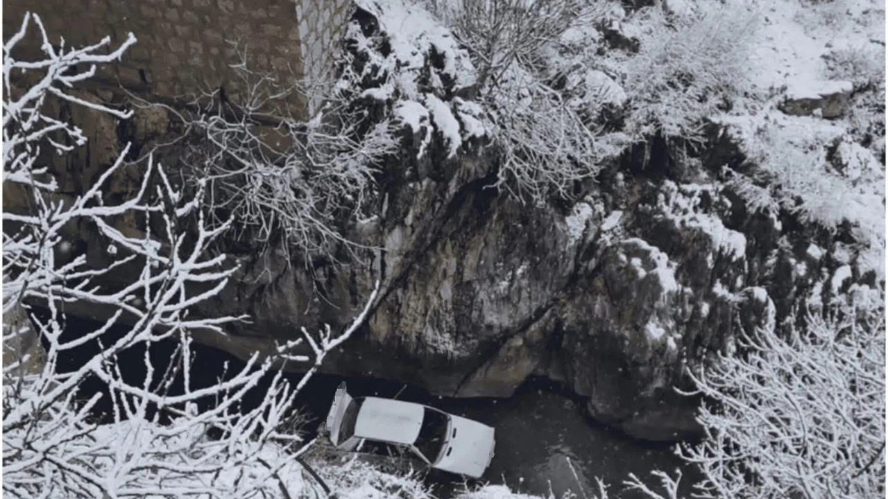 Buzlanan yolda can pazarı! Otomobil dereye uçtu yaralılar var