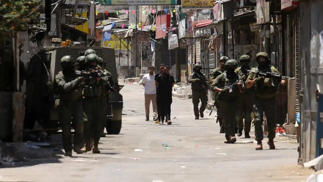 Batı Şeria’da ev baskınları: İsrail ateşi yaşlı bir Filistinliyi yaraladı!