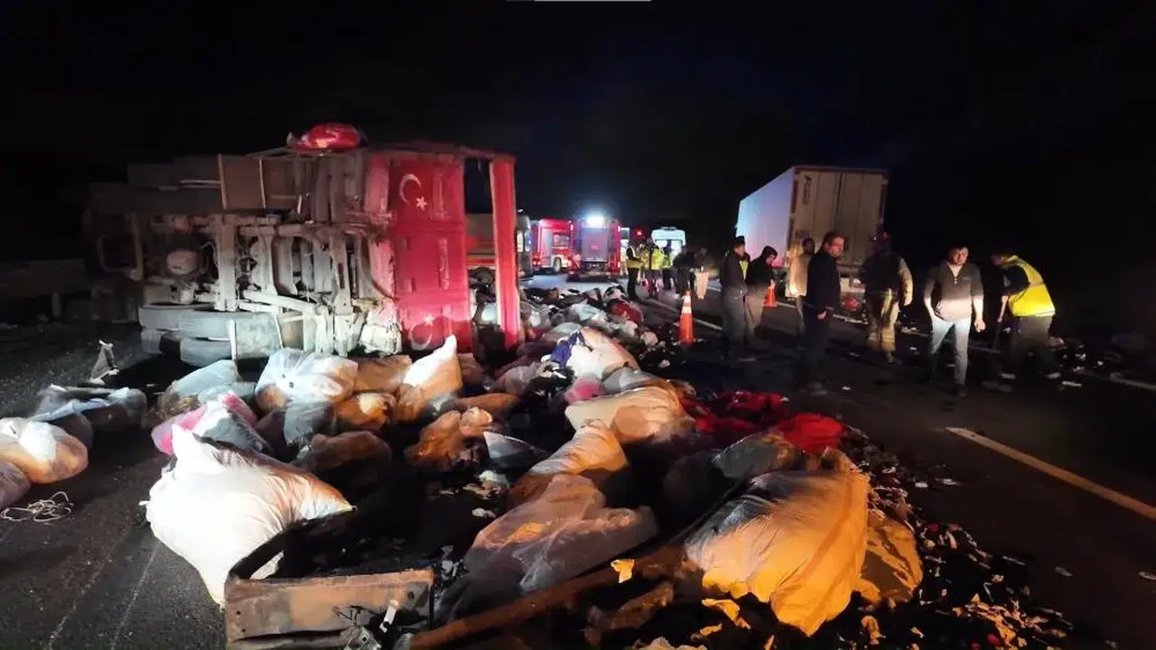Kuzey Marmara’da korku dolu anlar! Tır kamyoneti devirdi, yol kapandı