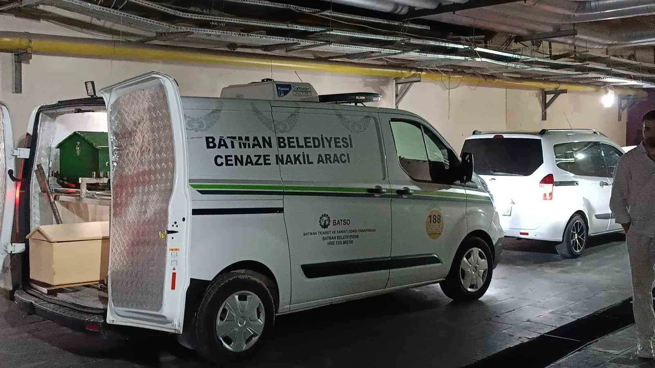 Bir anlık denge kaybı can aldı: Batman'da kar temizlemek için çıktığı damdan düştü!