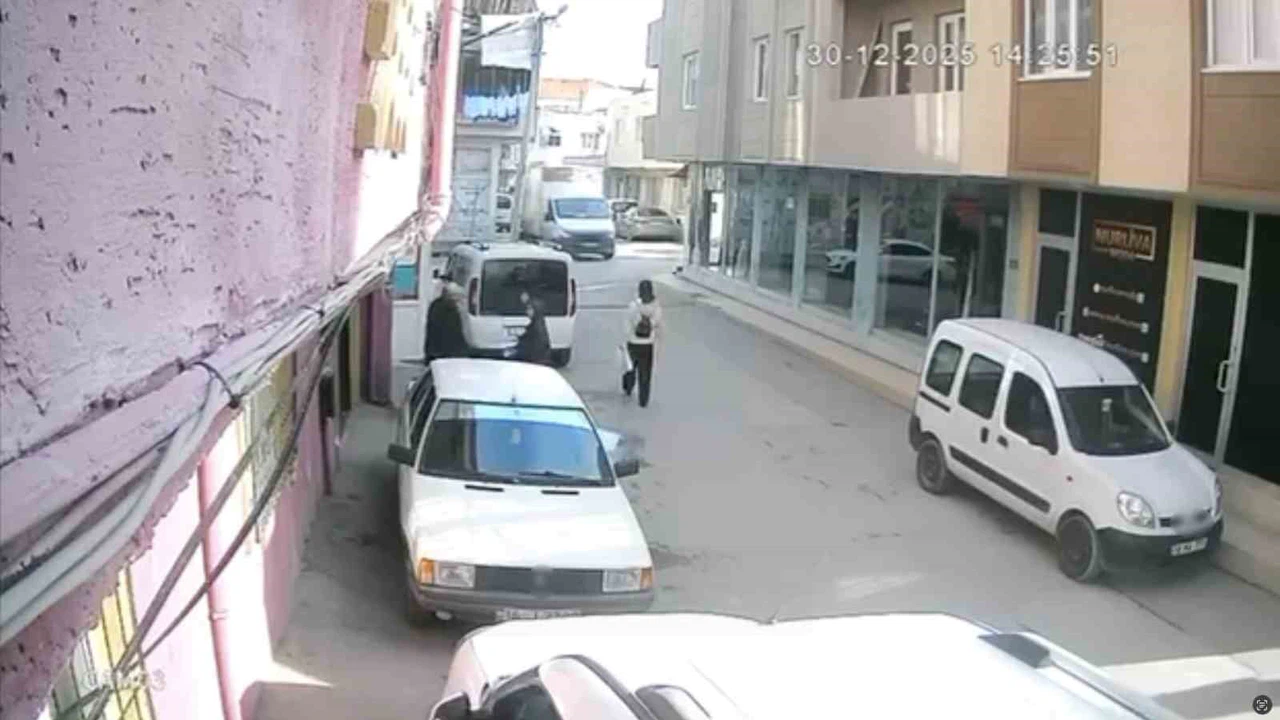 Unutkan şoför, genç kızı unufak etti! Yer çekimi testi anbean kamerada...